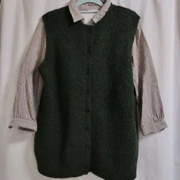 미사용품 사만사 모스모스 그린 컬러 니트 베스트 앞면 버튼식