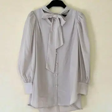 새상품 저스길리티 보타이 블라우스