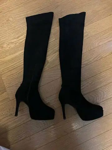 RESEXXY M 사이즈 스웨이드 소재의 블랙 컬러 니하이 부츠 하이힐