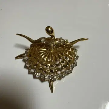 돌란 발레리나 디자인 브로치