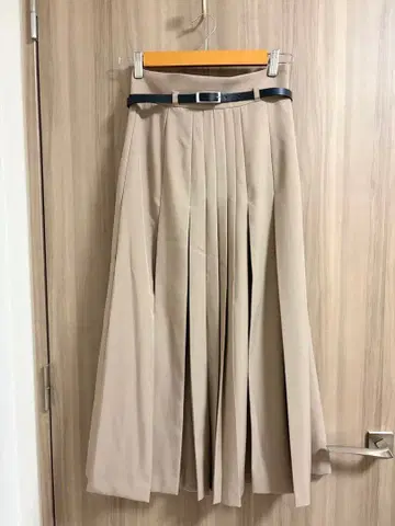 NATURAL BEAUTY BASIC 베이지 플리츠 스커트