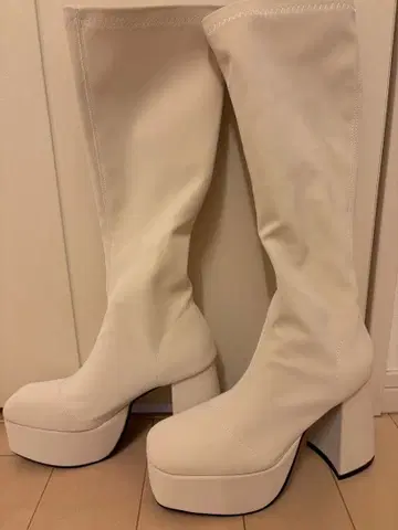 화이트 롱 부츠