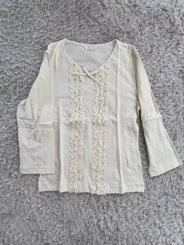 INCEBO 프릴 장식 긴팔 티셔츠 아이보리