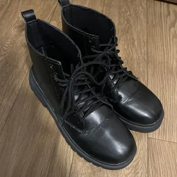 블랙 가죽 하이컷 부츠