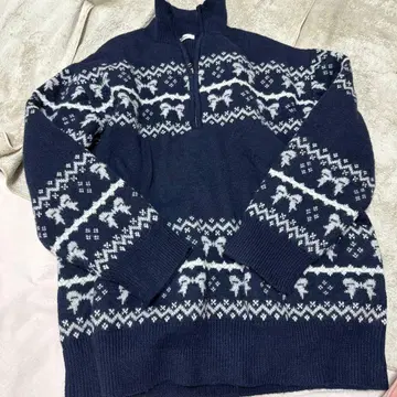 네이비 페어아일 패턴 하이넥 스웨터