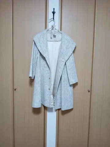 후드 부착 라이트 그레이 코트