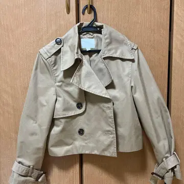 베이지 숏 기장 트렌치코트