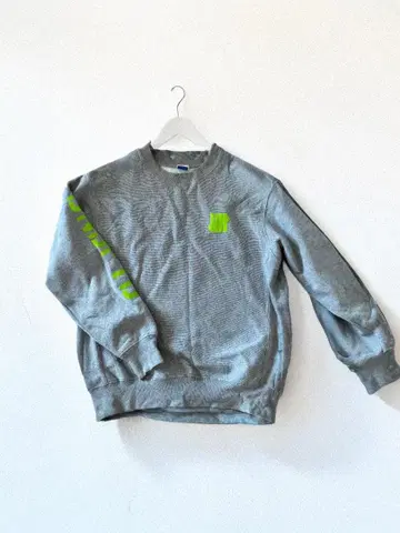 [ UNDEFEATED 맨투맨 트레이닝복 그레이 x 형광 그린 로고 ]