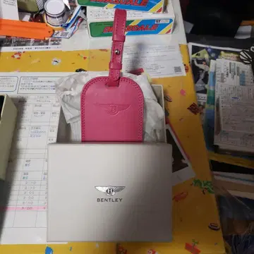 BENTLEY 핑크 가죽 명찰