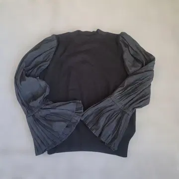 FRAYI.D 프릴 장식 블랙 긴팔 니트 스웨터