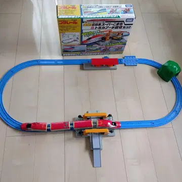 프라레일 연결! E6계 슈퍼 코마치 & 토미카 아치