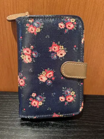 Cath Kidston 꽃무늬 네이비 접이식 지갑
