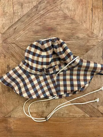 브라운과 베이지 체크 버킷햇