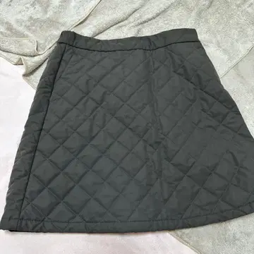 퀼팅 다크 그레이 A라인 미니 스커트