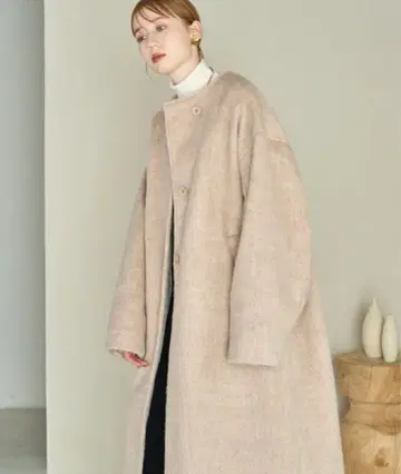 베이지 롱 코트 버튼 포함