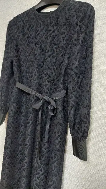 UNTITLED 블랙 엠보싱 가공 긴팔 원피스