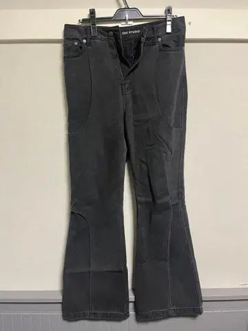 ESC STUDIO 블랙 플레어 데님 팬츠