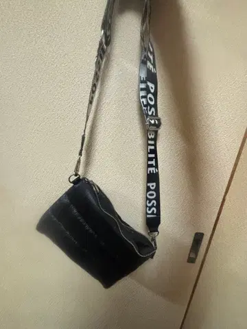 블랙 숄더백 지퍼 포함