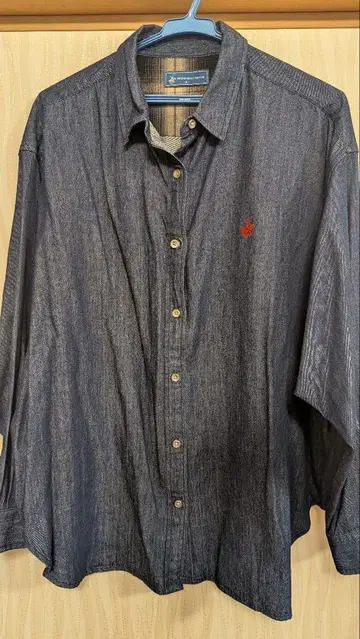 다크 블루 긴팔 셔츠 빨간색 말 자수