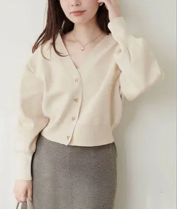 [내추럴 꾸뛰르] 아이보리, V넥, 아일렛 바 버튼 가디건