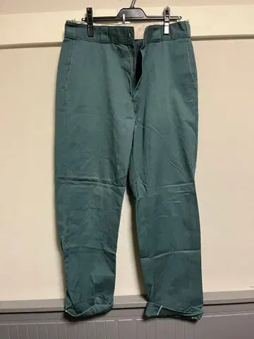 그린 워크 팬츠 백 포켓 부착