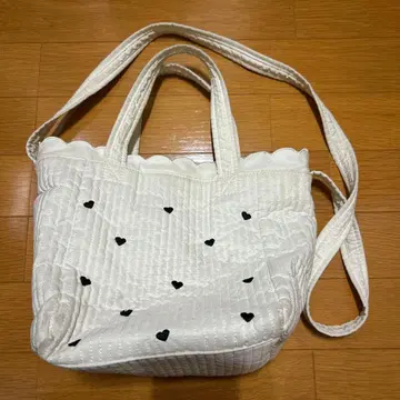 화이트 하트 무늬 토트백 도노반