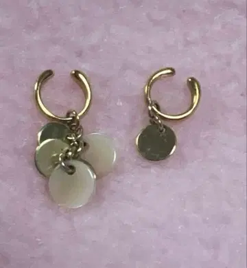 화이트 참 포함 골드 후프 귀걸이