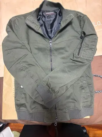 올리브 그린 지퍼 달린 점퍼