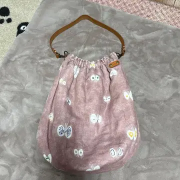 작가님 미나 페르호넨 나비 숄더백