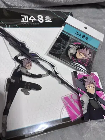 괴수 8호 나루미 겐 아크릴 스탠드 캔뱃지 카드