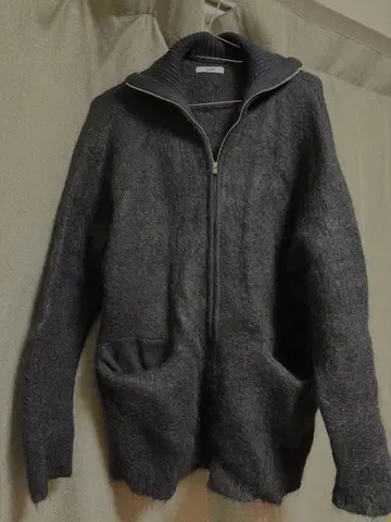 IHNN 블랙 집업 스웨터