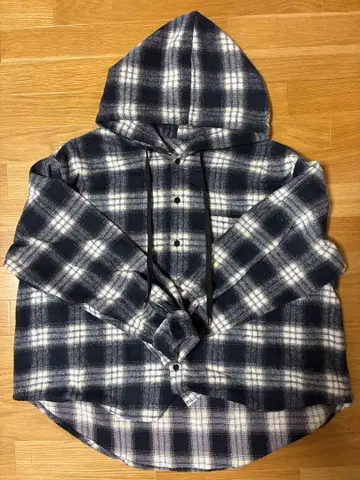 플란넬 셔츠 네이비와 화이트 체크 무늬 후디 짧은 기장 실루엣