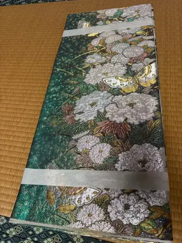 모란과 나비 그린 계열의 반짝이는 후쿠로 오비