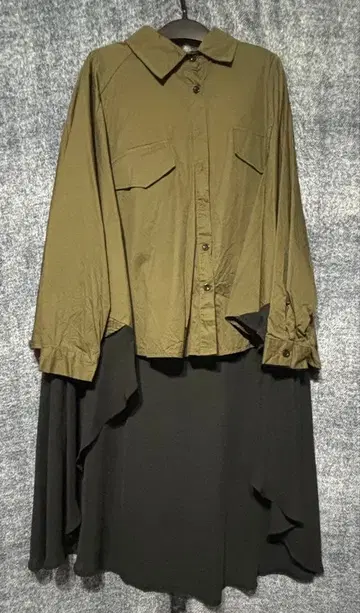 올리브색 셔츠와 비대칭 스커트