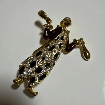 골드 컬러 광대 브로치