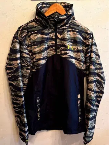 언더아머 나일론 자켓 카모 패턴