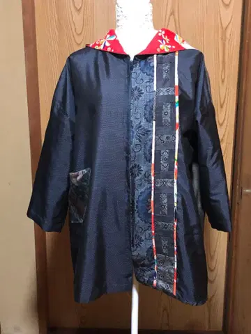 다양한 오시마 소재의 빅사이즈 후드 부착 패치 점퍼 코트.