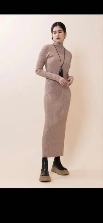 시루무린 리브 하이넥 패드 부착 롱 원피스 베이지