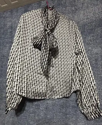 리본 포함 지휘자 패턴 긴팔 셔츠