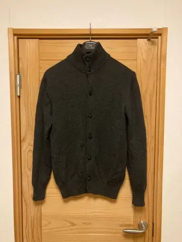 다크 그레이 버튼 하이넥 가디건