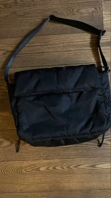 NOMADIS 충전솜 숄더백 블랙