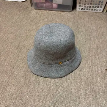 그레이 울 펠트 햇 골드 컬러 장식 포함 물건 정리중이라 초특가!