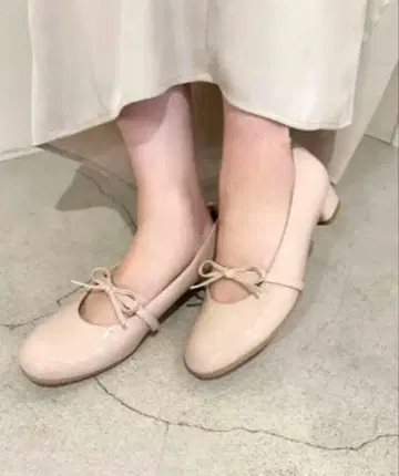 리본 스트랩 포함 펌프스 NICE CLAUP 베이지 LL