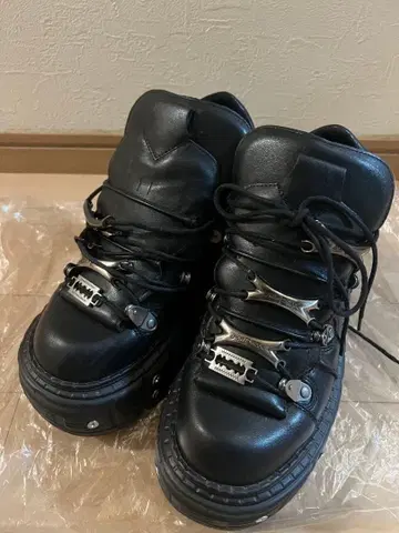 뉴락 통굽 블랙스니커즈 메탈 부품 포함 블랙 newrock