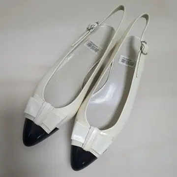 히미코 아이보리/블랙 슬링백 펌프스 24cm