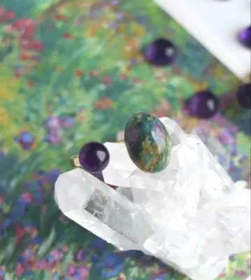 자수정과 그린 스톤의 반지