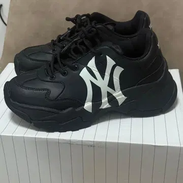 [ 새상품급 ] MLB KOREA 스니커즈 통굽 블랙 양키스 블랙 한국