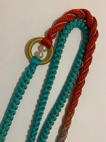 터콰이즈 블루와 오렌지색 술 장식 끈 허리띠 성인식 후리소데