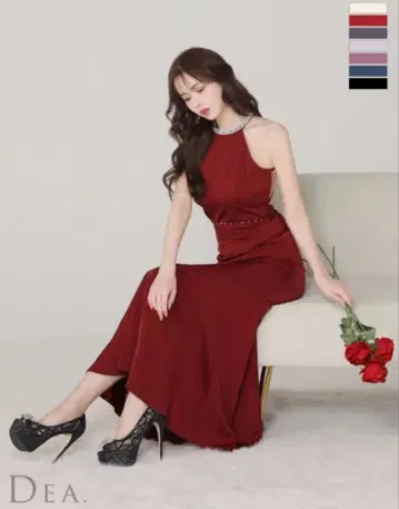 빨간색 비쥬가 달린 새틴풍 드레스