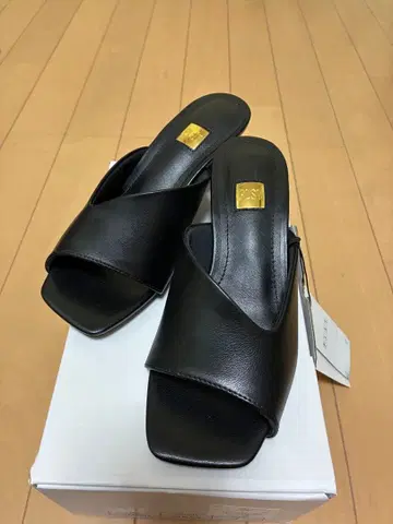 새상품 PLST 비대칭 V컷 뮬 S 사이즈